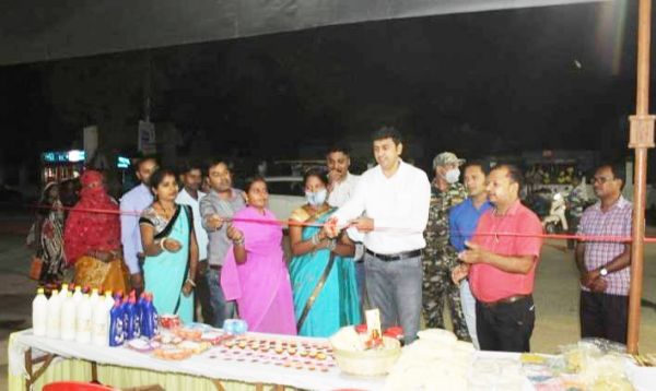 राज्योत्सव व दीपोत्सव  पर बिहान दीदियों ने लगाया बिहान बाजार