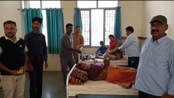 टीएस सिंह देव के जन्मदिन पर मरीजों को बांटे फल