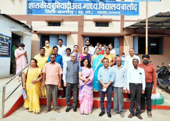 डॉ. कामथ ने प्राथमिक स्कूल पहुंचकर साझा की बचपन की यादें