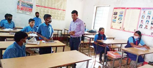 स्कूल की एक कक्षा का छत झुका, लापरवाही पर होगी कार्रवाई