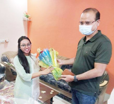 कलेक्टर ने सीजी पीएससी टॉपर आस्था को घर जाकर दी बधाई