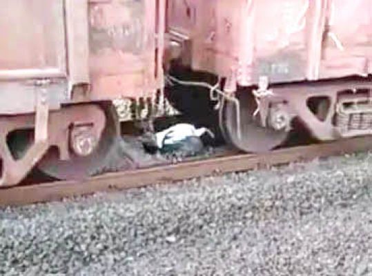 बलौदाबाजार में रैक के नीचे से पार कर रहे थे पटरी, तभी चल पड़ी मालगाड़ी, नीचे लेटकर बचाई जान