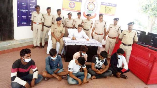 स्कूलों में चोरी करने वाले 6 गिरफ्तार