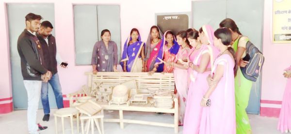 आदिवासी महिला समूह की महिलाएं बांस से बना रहीं मनमोहक सजावटी सामग्रियां