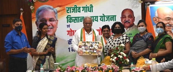 सीएम ने किया स्लम स्वास्थ्य योजना के ऑनलाईन डैशबोर्ड और छत्तीसगढ़ी व्यंजनों का गिफ्ट पैक जोरन किया लांच