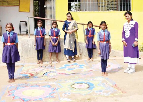 कलेक्टर की पत्नी पहुंचीं नक्सल पीडि़त परिवार के बच्चों के बीच