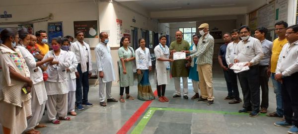 पंचायत मंत्री के जन्मदिन पर रक्तदान शिविर, रक्तदाताओं को प्रमाण पत्र