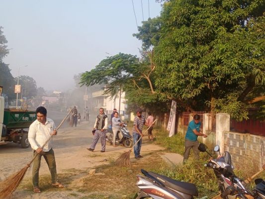 सीमित संसाधनों के बावजूद जनप्रतिनिधि व सफाई कर्मी नगर को स्वच्छ रखने में जुटे