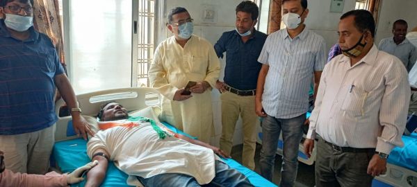 सिंहदेव के जन्मदिन पर कांग्रेसियों ने किया रक्तदान, मरीजों को बांटे फल