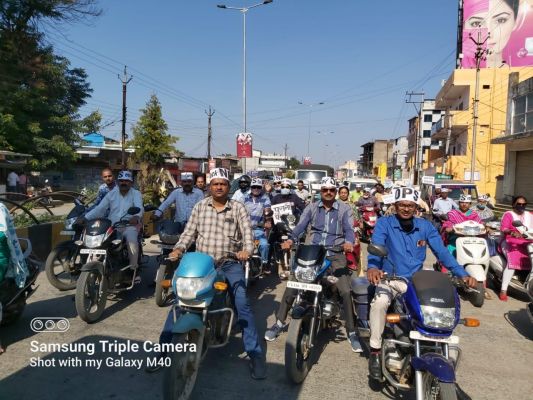 पुरानी पेंशन लागू करने प्रदर्शन, बाइक रैली निकाल कर कलेक्टर को ज्ञापन सौंपा