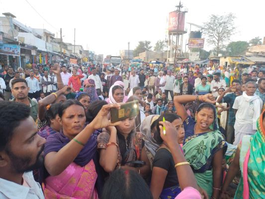   एलुमिना फैक्ट्री के विरोध व 3 ग्रामीणों की रिहाई के लिए सड़क पर उतरे ग्रामीण