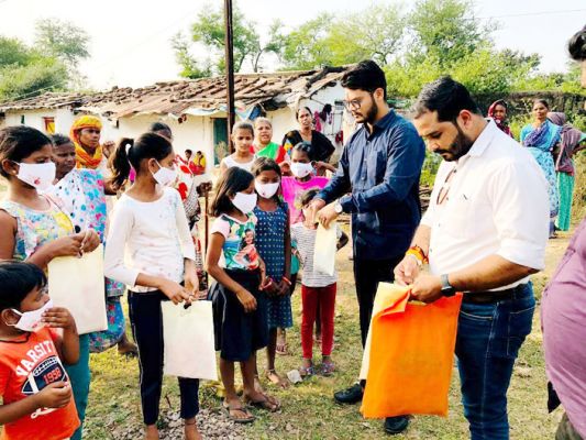 मंच ने जरूरतमंदों को बांटी सामग्री