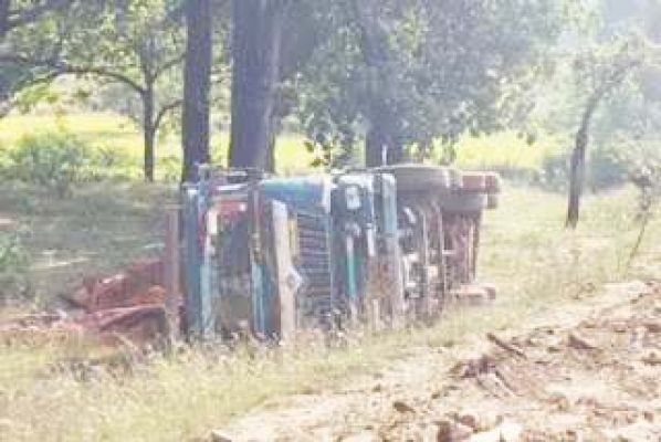 अनियंत्रित होकर आयरन ओर से भरा ट्रक पलटा  