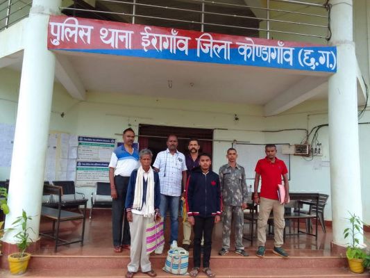 महुआ शराब ले जाते 2 पकड़ाए