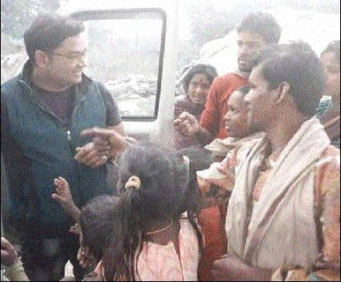 बस्तियों में बांटे कंबल-गर्म कपड़े