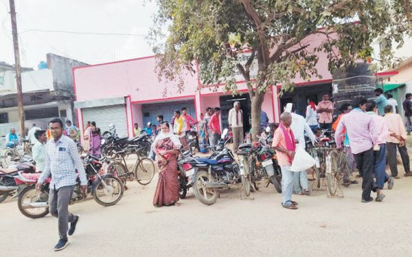 बैंकों-एटीएम में किसानों की भारी भीड़