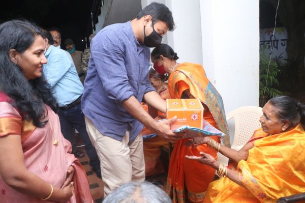 वृद्धाश्रम में बरसा प्रेम धन का रस