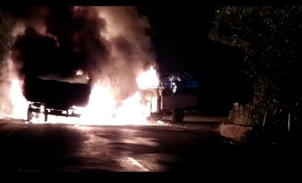 ट्रक-पिकअप की टक्कर के बाद लगी आग