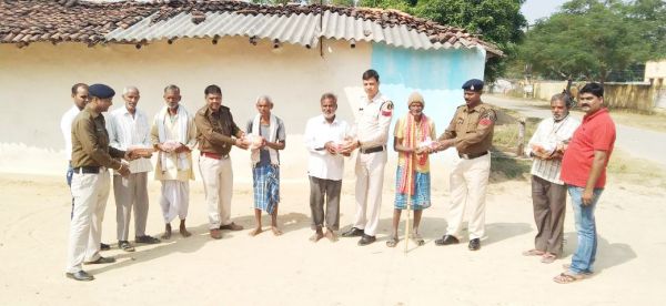 पुलिस ने घर-घर जाकर जरूरतमंदों को बांटे दिये-तेल व मिठाई