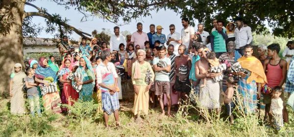 सिंह देव के जन्मदिन पर जरूरतमंद परिवारों बांटे गर्म कपड़े, मिठाइयां व फल