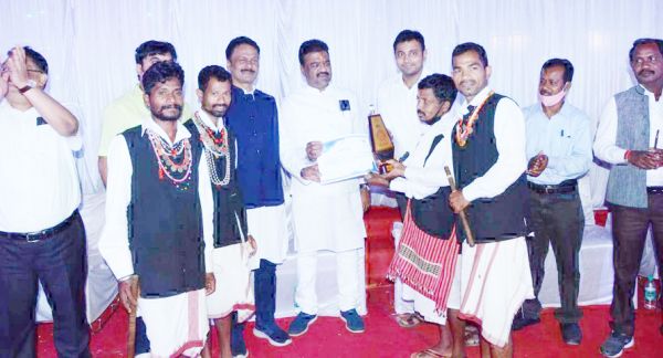 सांस्कृतिक कार्यक्रम के विजेताओं को संसदीय सचिव जैन ने किया सम्मानित