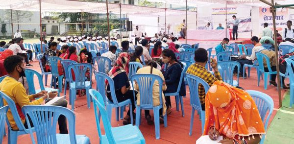 जॉब प्लेसमेंट कैंप में 141 युवाओं का चयन कैम्प में 715 युवाओं ने कराया पंजीयन