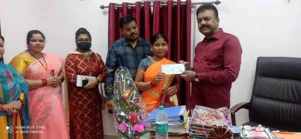 छात्र बीमा योजना के 5 हितग्राहियों को जैन ने सौंपा एक-एक लाख के  चेक