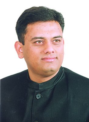 देवव्रत ने कमउम्र में ही हासिल कर लिए थे  ऊंचे राजनीतिक मुकाम