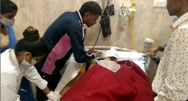 डिवाईडर से टकराकर अनियंत्रित वाहन पलटी, एक की मौत, दर्जनभर घायल