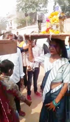 शोभायात्रा निकालकर गौरा-गौरी का विसर्जन