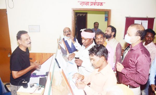 कलेक्टर ने बैंक में राशि आहरण की व्यवस्थाओं का लिया जायजा
