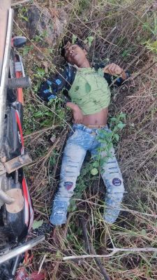 बेकाबू बाइक खेत में गिरी, पत्थर से टकराकर मौत