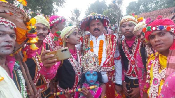 राउत का वेश धर दोहा लगाने लगे केशकाल विधायक