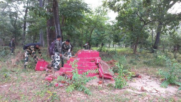 नक्सल प्रभावित क्षेत्र के जंगल में बना नक्सली स्मारक को जवानों ने किया ध्वस्त