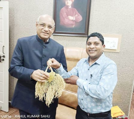 रूपसिंग ने झारखंड के राज्यपाल को भेंट की धान झालर