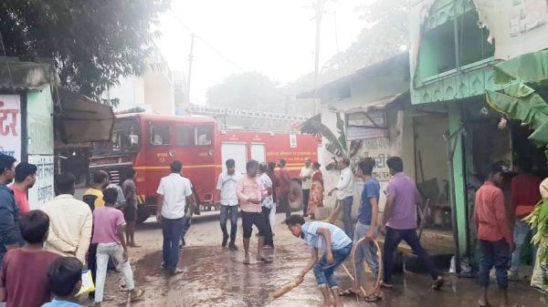 दुकानदार के पटाखों में लगी आग, बड़ी अनहोनी टली