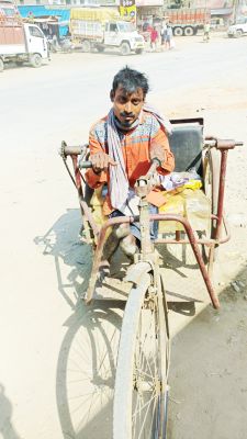 आईटीआई पास दिव्यांग युवक काम के लिए भटक रहा दर-दर