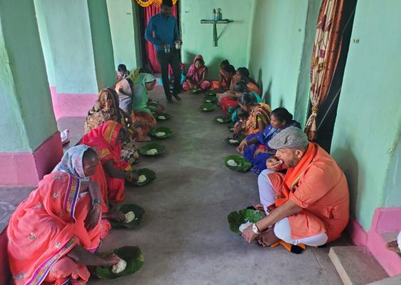 भाई दूज में प्रबल प्रताप पहुंचे ग्रामीण बहनों के पास, खुद परोसा प्रसाद