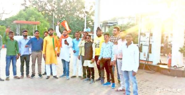 राज्य सरकार से वैट कम करने की मांग, भाजयुमो का पेट्रोल पंप में प्रदर्शन