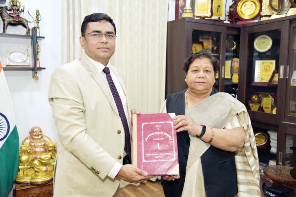 राज्यपाल को झीरम घाटी जांच आयोग की रिपोर्ट सौंपी गई