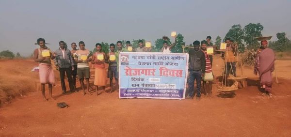 वाड्रफनगर के 64 पंचायतों में मनाया गया रोजगार दिवस