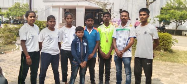 खेल सामग्री की मांग को लेकर कोच ने सौंपा ज्ञापन