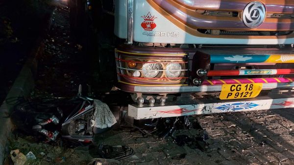 तेज रफ्तार बाइक सडक़ पार कर रहे बुजुर्ग को ठोकर मार खड़ी ट्रक में जा घुसी