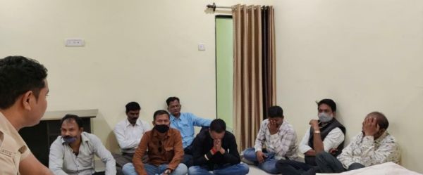 लोनिवि रेस्ट हाउस में जुआ खेलते 8 पकड़ाए