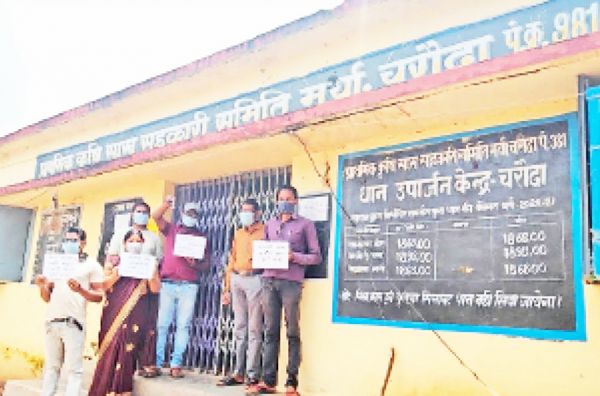 10 महीने से वेतन नहीं, समितियों में तालाबंदी कर कर्मियों की बेमुद्दत हड़ताल शुरू