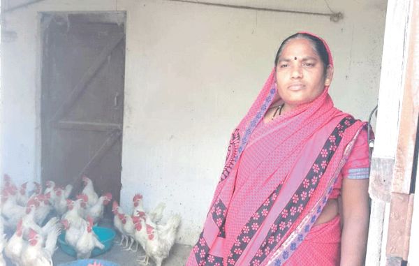 समूह की महिलाओं ने मुर्गीपालन का 15 हजार से शुरू किया था कारोबार