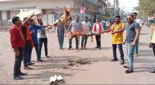 कवर्धा में हुए झंडा विवाद के विरोध में पंचायतों से वार्डों में सीएम-अकबर का फूंका पुतला