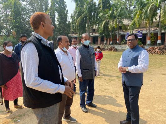 जिला शिक्षा अधिकारी ने स्कूलों का किया निरीक्षण