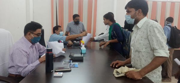 जनचौपाल में शिकायतों और समस्याओं को लेकर उमड़ी भीड़