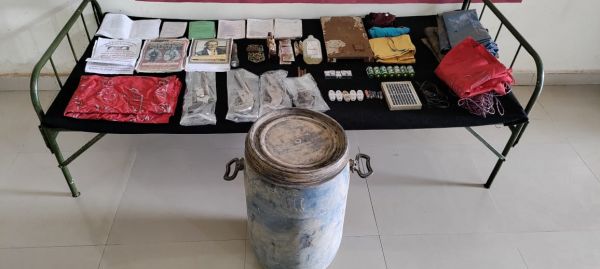 नक्सल डंप में मिले 4 देशी कट्टा और सामान